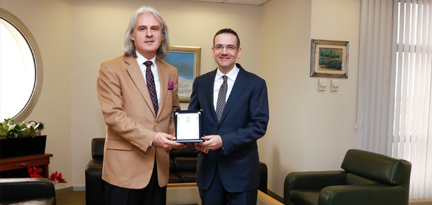 Mesa’ya kalite plaketi