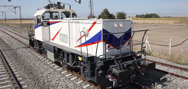 Milli elektrikli lokomotif E1000 raylara indi